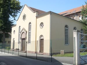 06Ben Façade Synagogue JW.jpg